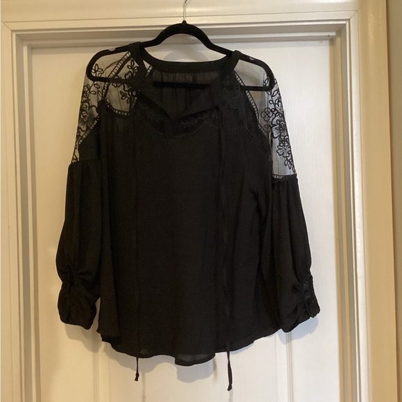 Elegant Black Lace Women's Top - Picture 5 of 7